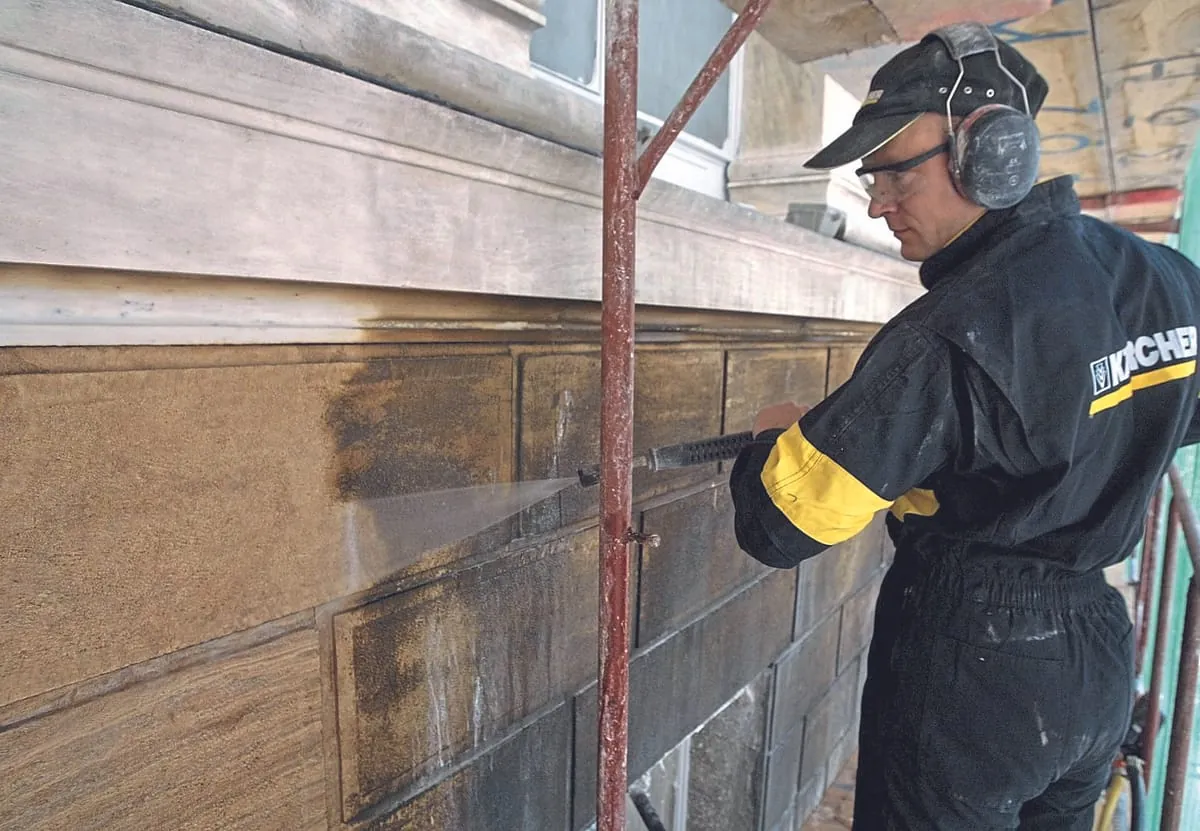Fassadenreinigung auf Naturstein