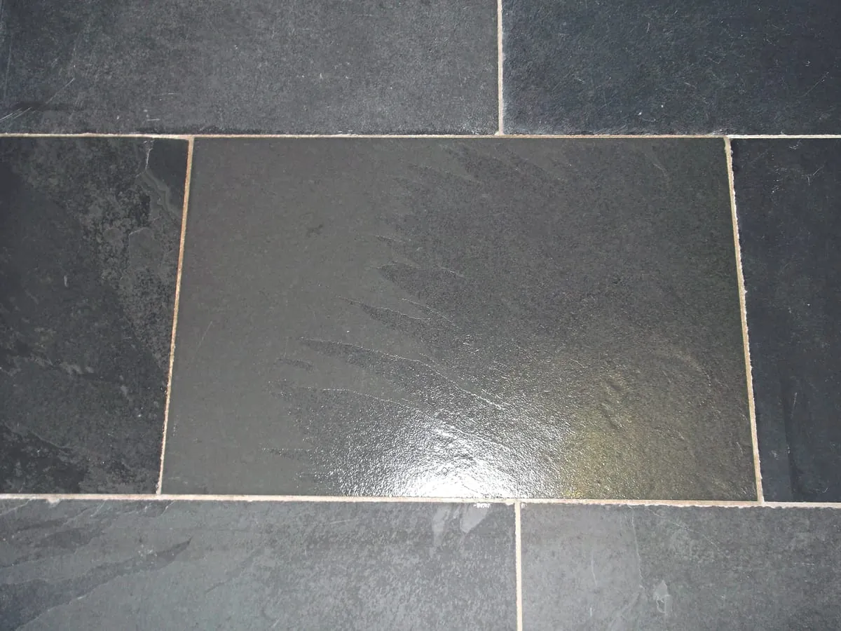 Mineralischer Boden: glatter Brasilschiefer