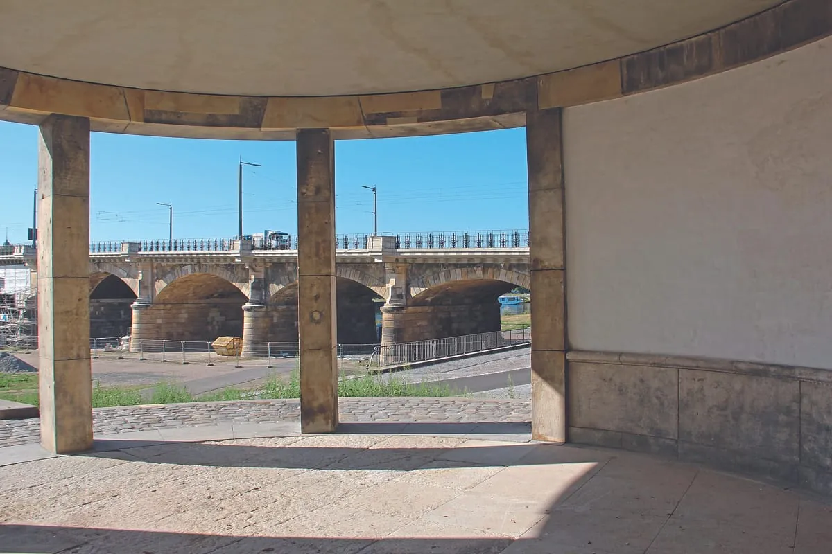 Restlose Graffiti-Entfernung auf Sandstein