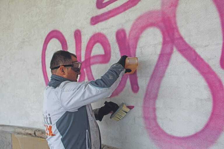 Graffiti-Entfernung auf Sandstein