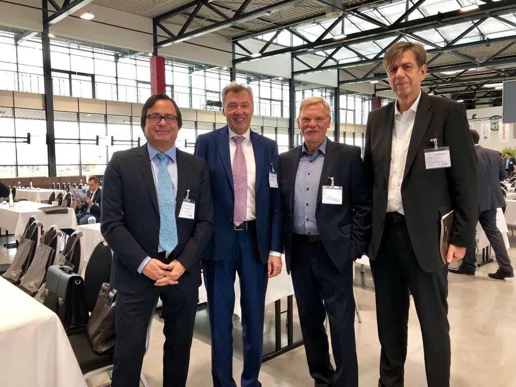 Das Zukunftsforum als Treffpunkt des Whoiswho (v.l.) Verleger Alexander Holzmann, Kommerzialrat Viktor Wagner von Reiwag, rarionell-reinigen-Chefredakteur Peter Hartmann und Holzmann-Verlagsleiter Anzeigen, Vertrieb und Marketing, Jan Peter Kruse.