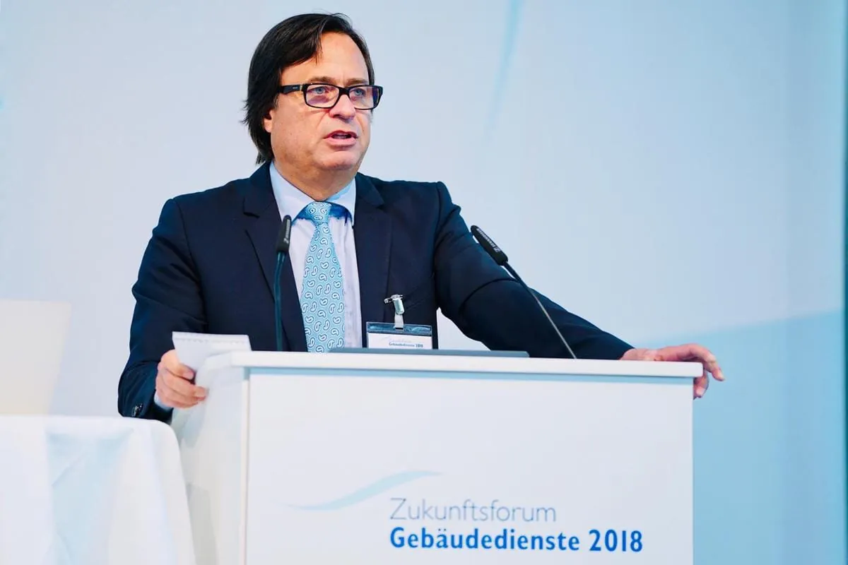 Verleger Alexander Holzmann eröffnete das Zukunftsforum: "Pessimismus ist nur ein Mangel an Ideen"; schrieb er den Gebäudedienstleistern ins Stammbuch.