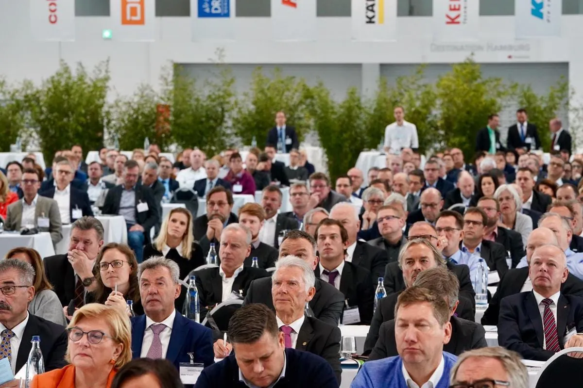 Schon von Beginn an bis auf den letzten Platz gefüllt präsentierte sich das Zukunftsforum Gebäudedienst im Cruise Center Hamburg-Steinwerder.