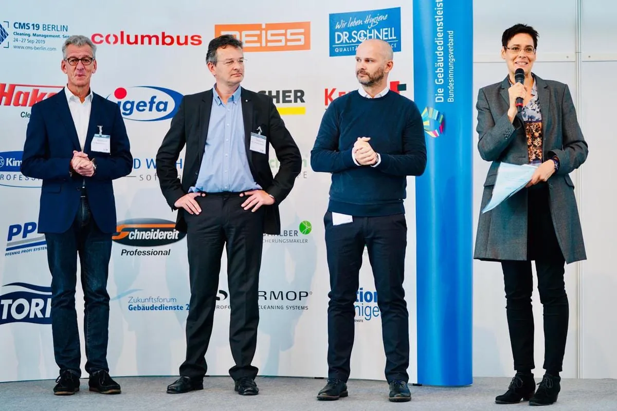 Andrea Blohme (r.), die Moderatorin des Zukunfsforums, stellte die Referenten der parallelen Vortragsreihe vor (v.l.): Prof. Manfred Helmus, er sprach zum Reinigungskonzept der Außenhülle der Hamburger Elbphilharmonie, Prof.Dr. Alexander Redlein, der das Thema "Digitalisierung und was sie bedeutet" erläuterte, und Tino Raspe, der sich den Chancen und Risiken der Digitalisierung von Reinigungsrobotern widmete.