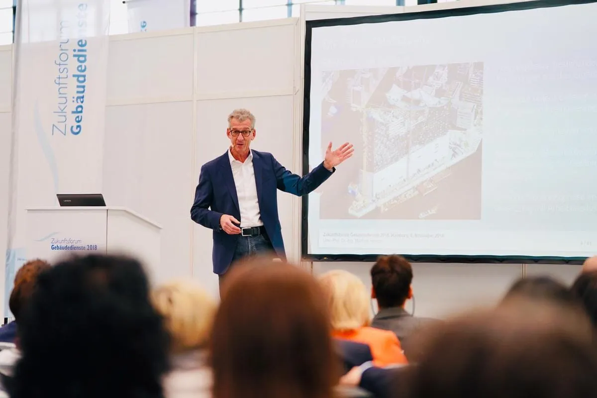 Manfred Helmus, Universitätsprofessor für Baubetrieb und Bauwirtschaft an der Bergischen Universität Wuppertal, erklärte, wie die "Elphi" gereinigt wird.