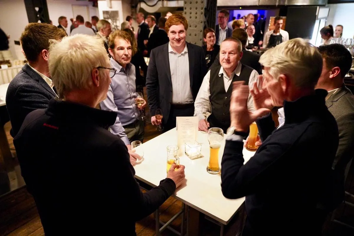 Networken, Klönen, Ratschen, Unterhaltung allerorten auf der Abendveranstaltung: Die Teilnehmer kamn aus ganz Deutschland nach Hamburg - auch, um alte Kollegen und neue Partner zu treffen.
