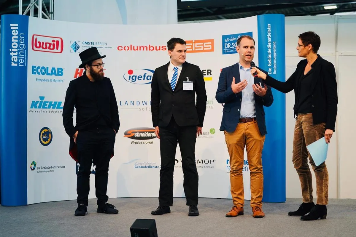 Die drei parallenen Vorträge des zweiten Tages hielten, vorgestellt von Moderation Andrea Blohme (r.) der Kommunikationsdesigner Henrik Haase (v.l.) , der zur digitalen Kommunikation der Zukunft sprach, Ulrich Goedecke mit dem Thema Digitalisierung neuer Geschäftsmodelle im Handwerk und Andreas Slotosch, der erklärte, wie man mit Mitarbeiter-Apps Arbeitsplätze digitalisieren kann.