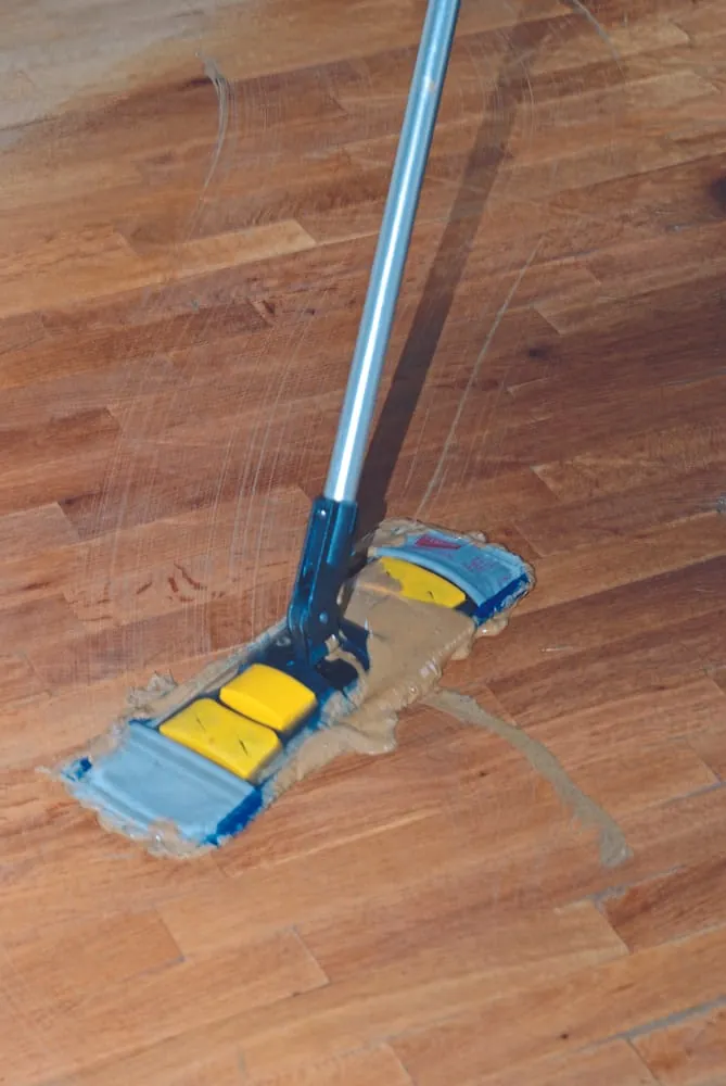 Nassreinigung bei Holzböden