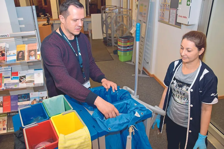 Plastikm&uuml;ll vermeiden-waschbare S&auml;cke am Reinigungswagen