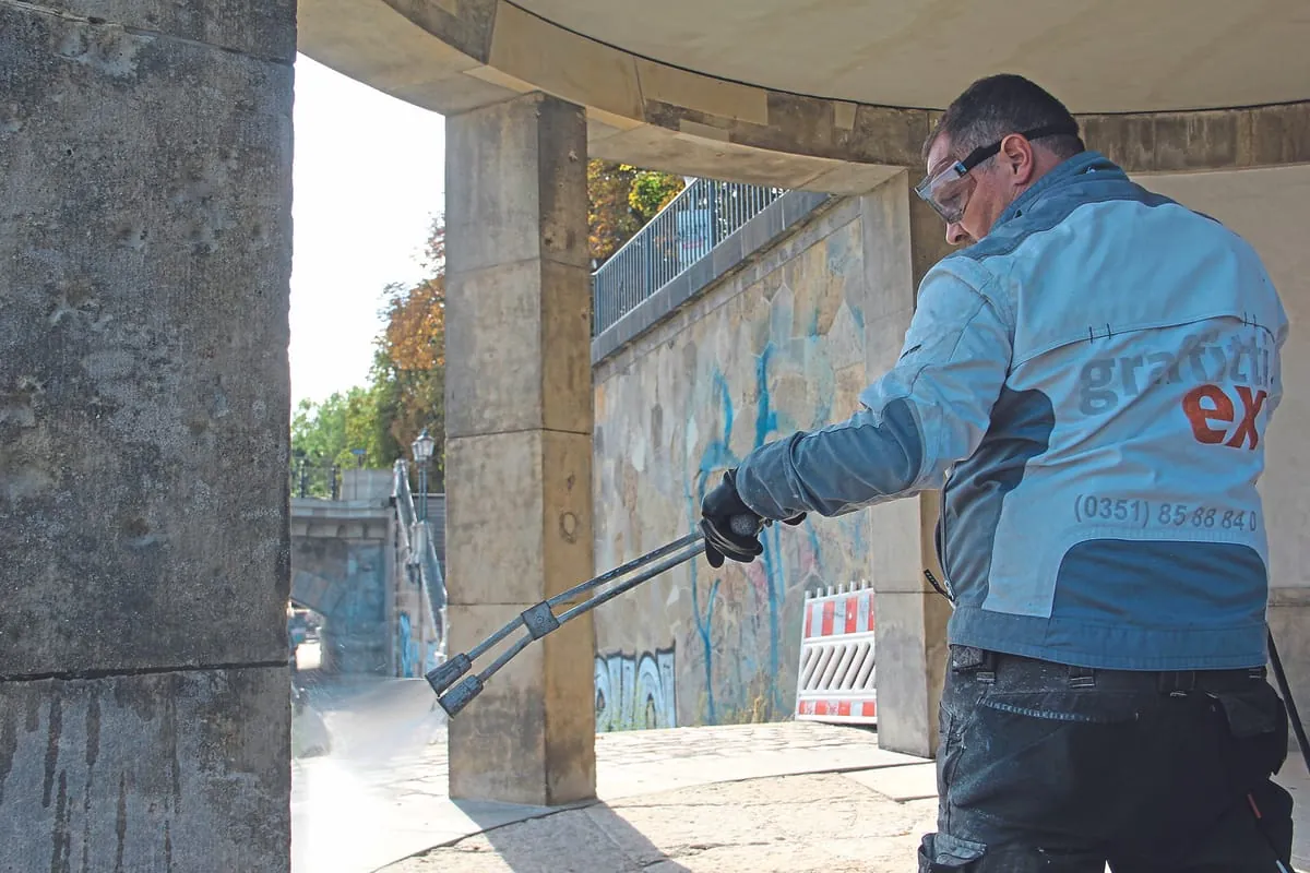 Reinigung mit Heißwasserstrahl bei Graffiti-Entfernung