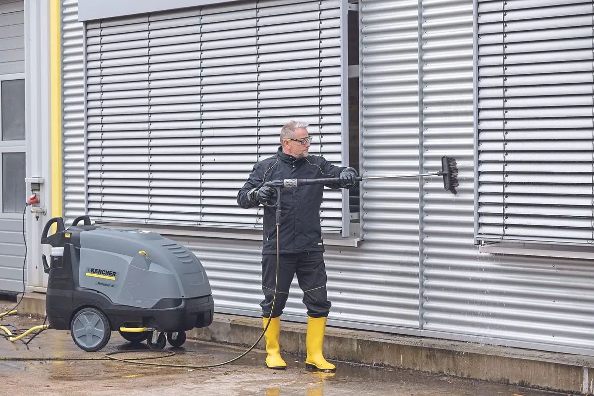Reinigung von Metallfassaden