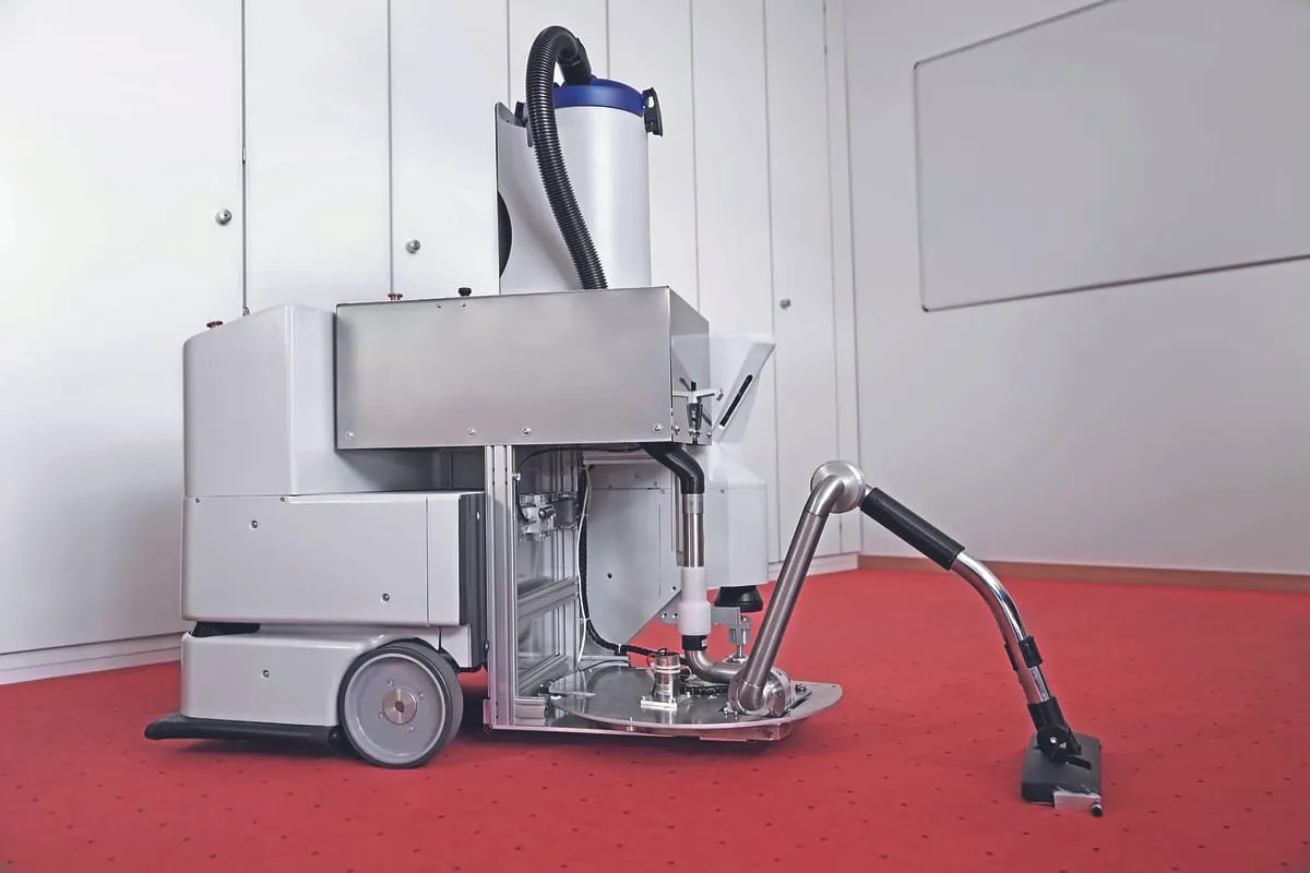 Reinigungsroboter mit Modul zum Staubsaugen