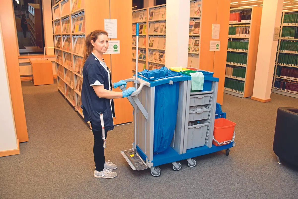 Reinigungswagen mit wiederverwendbaren Müllsäcken