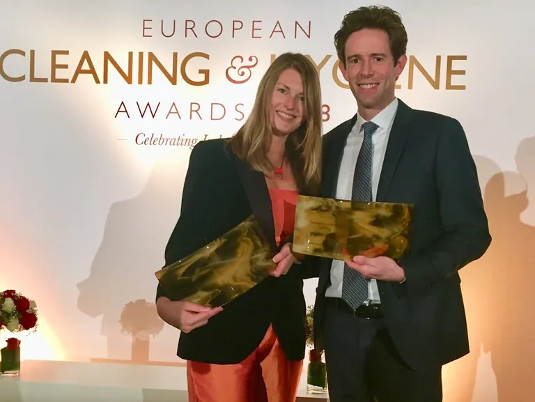 Rene&eacute; Remijnse, Communications Director Professional Hygiene, und Greg Silber, Key Account Manager Tork Solutions UK&I, nahmen die Auszeichnungen f&uuml;r Tork PaperCircle und Tork EasyCube bei der Verleihung in Berlin entgegen.