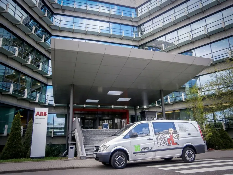ABB hat einen Auftrag für Facility Management Services an über 120 Standorten in Europa an Apelona und Wisag vergeben.