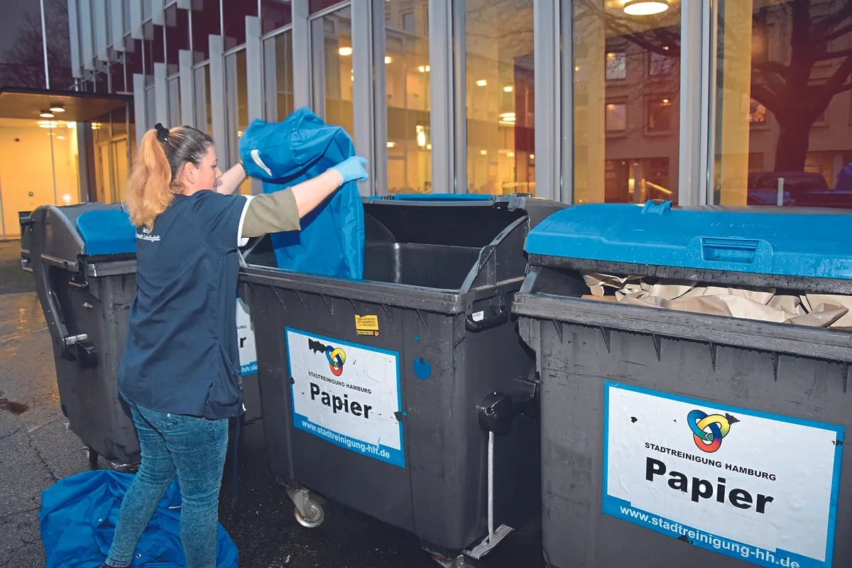 Leeren der wiederverwendbaren Säcke