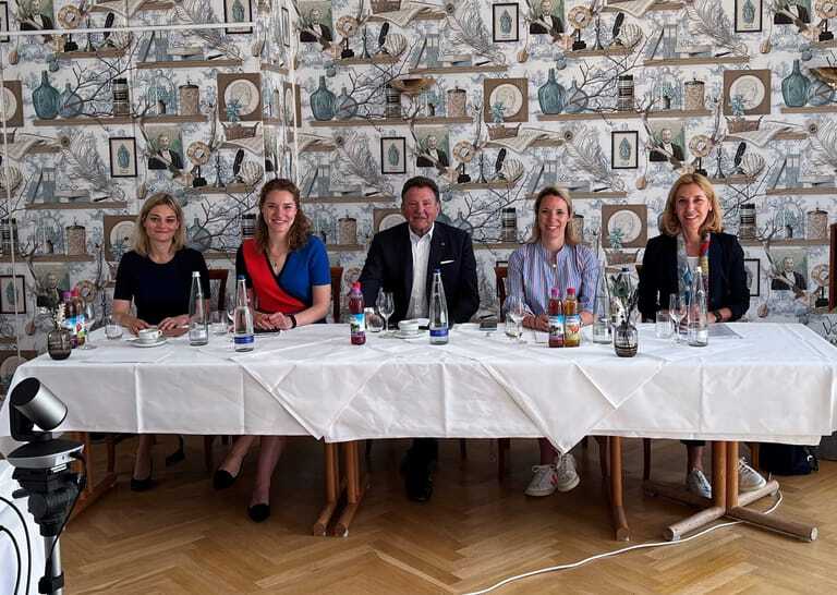 Der Vorstand der Dr. Sasse Gruppe stand bei der Bilanzpressekonferenz in München Rede und Antwort: Katja Böhmer, Clara Sasse, Dr. Eberhard Sasse (ehemaliger Vorstand und seit Jahresanfang Aufsichtsrat), Dr. Laura Sasse und Dr. Christine Sasse (v.li.).