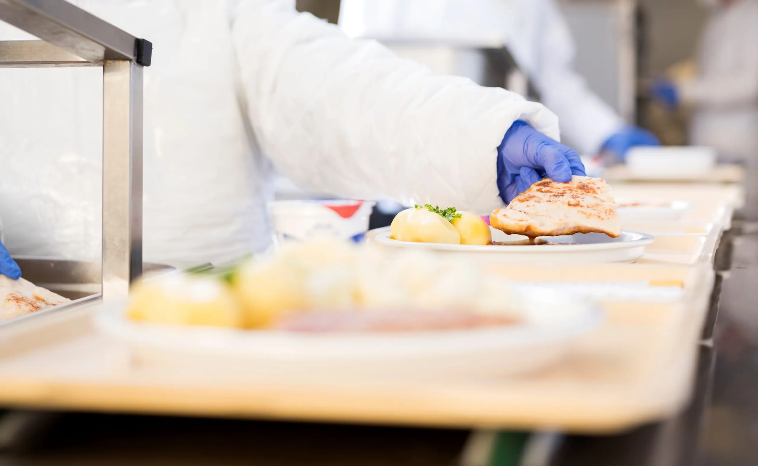 Apleona Infra Services investiert in Speisenversorgungszentrum