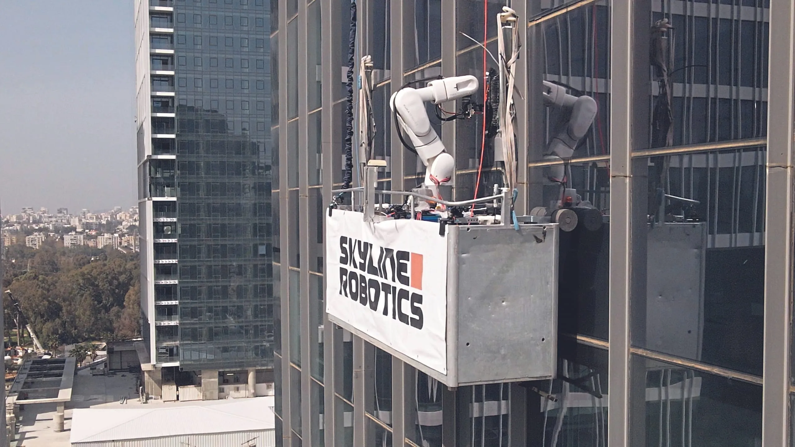 Mit dem Roboter in luftiger Höhe reinigen