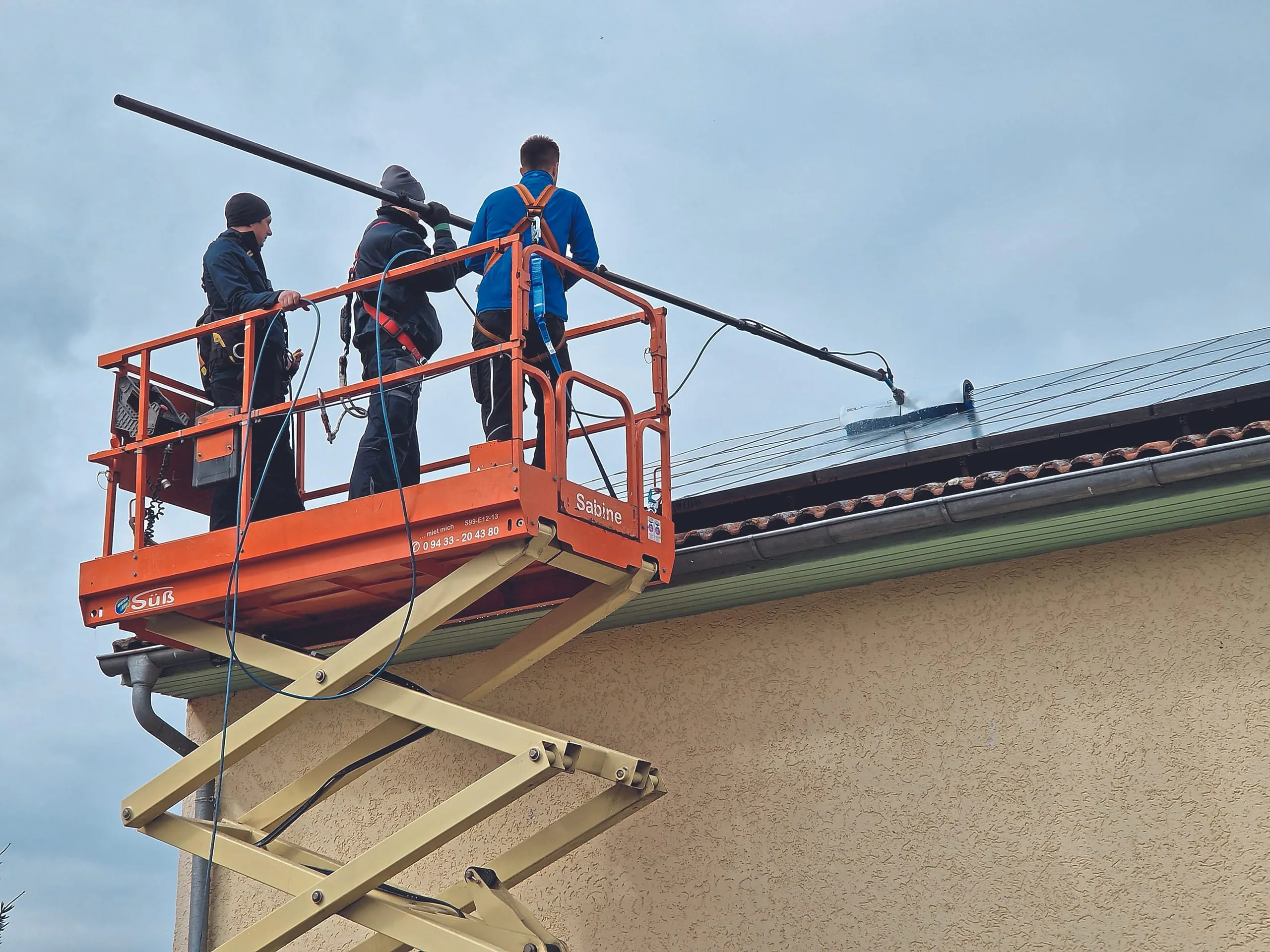 Photovoltaikanlagen reinigen: Blitzblank, ertragsstark und langlebig