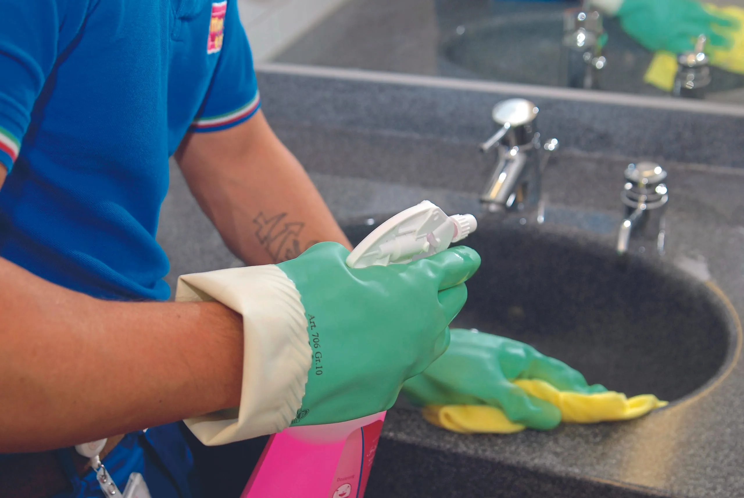 Hand- und Hautschutz in der Gebäudereinigung: Was tun bei Feuchtarbeit?