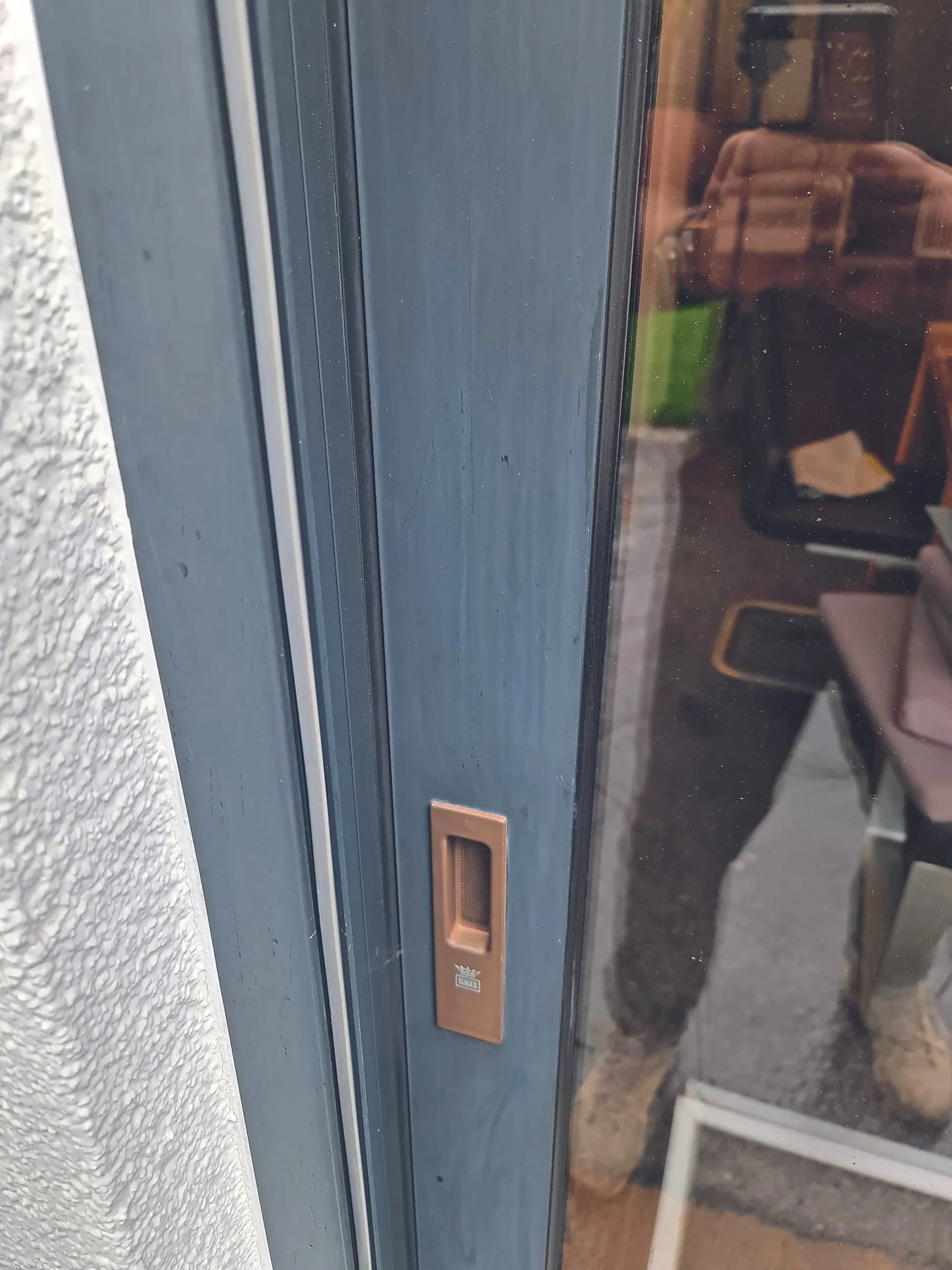 Fassade sauber, aber Fensterrahmen ausgeblichen