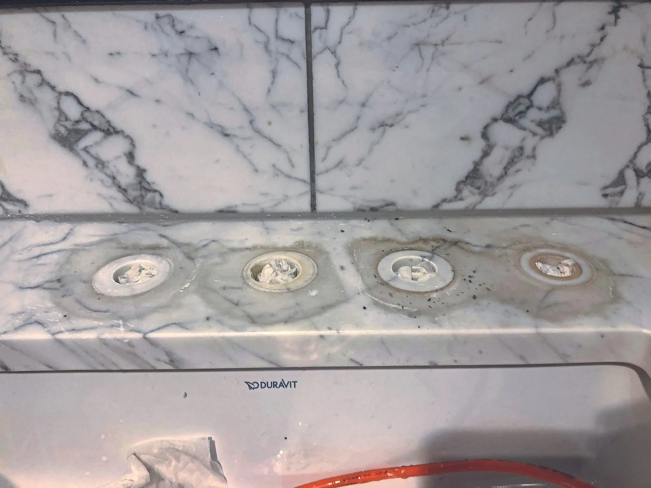 Rückstände im Sanitärbereich: Kraftvoll gegen Kalk und Epoxidharz