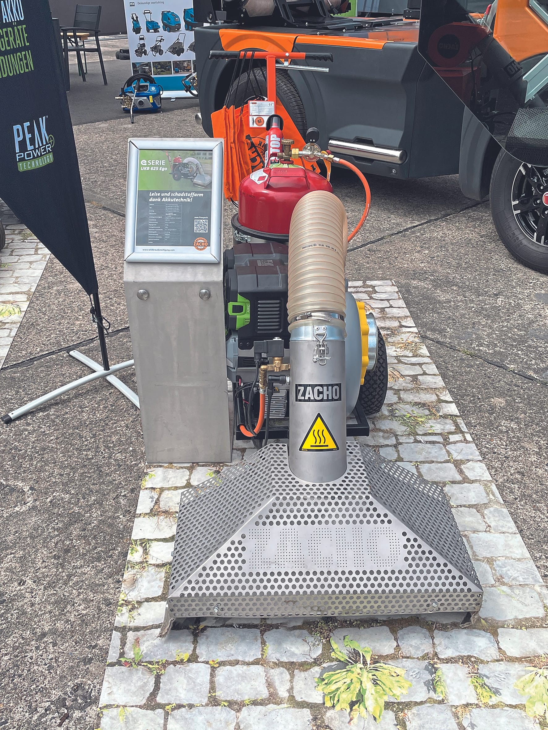 Mit Wechselakkus von der Steckdose unabhängig: der Heißluft-Unkrautbrenner UKB625 EGO von Zacho.