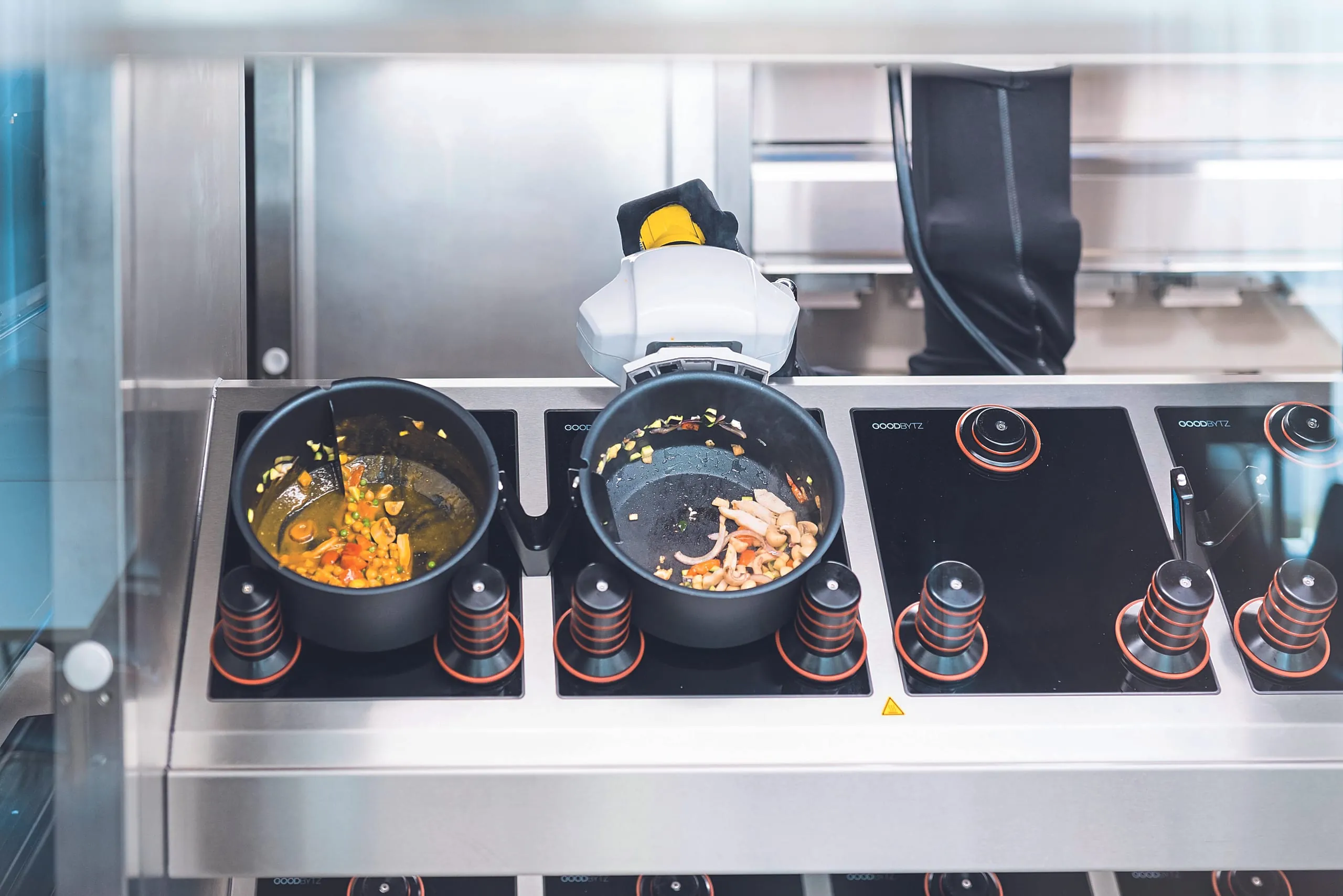 Gemeinschaftsgastronomie: Wenn der Roboter den Kochlöffel schwingt