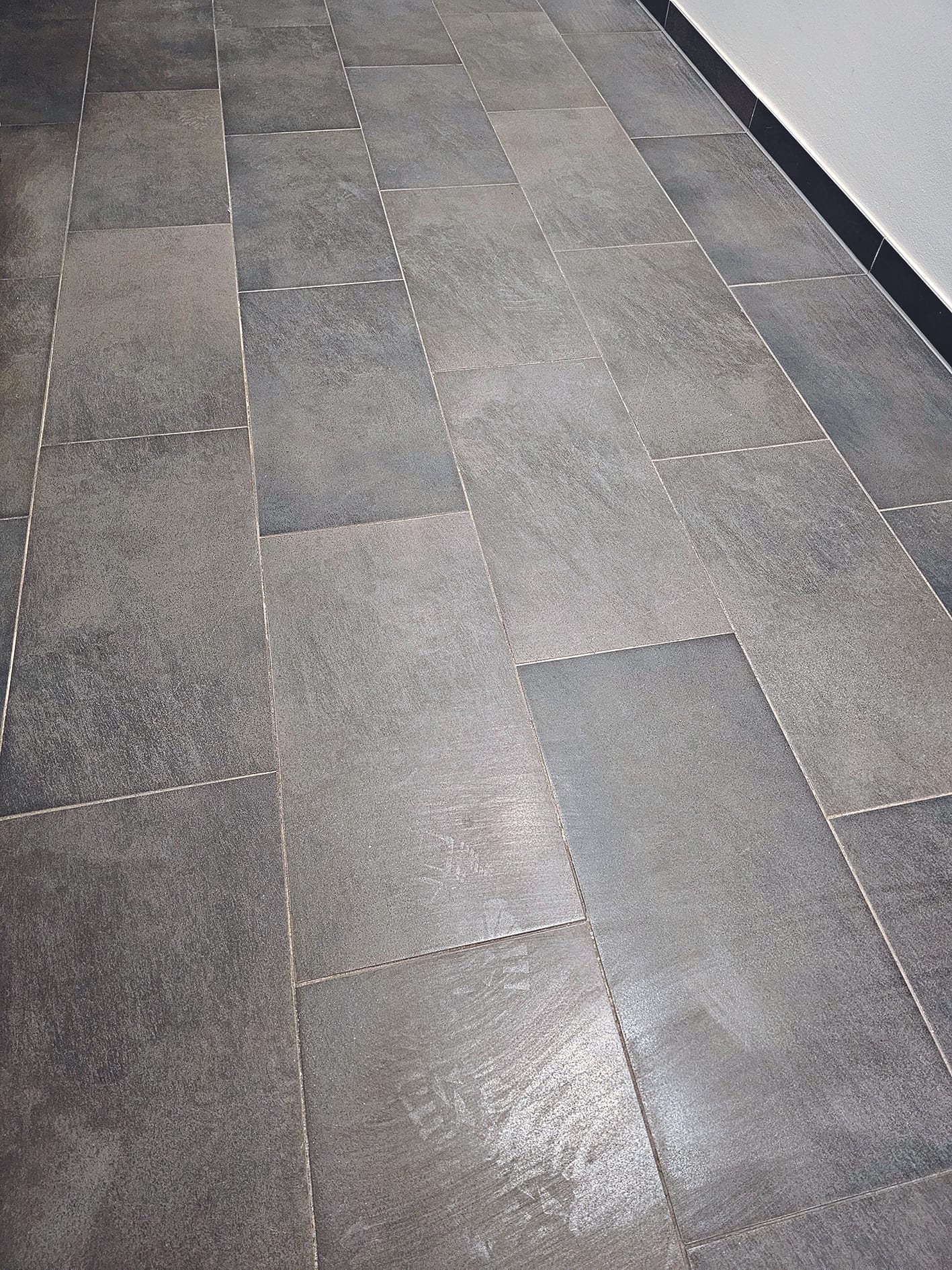 11 Starke Schlierenbildung auf dem Boden durch Überdosierung. Das kann nicht nur zu Material­schäden führen, sondern auf Dauer auch zum Kostenfaktor werden.