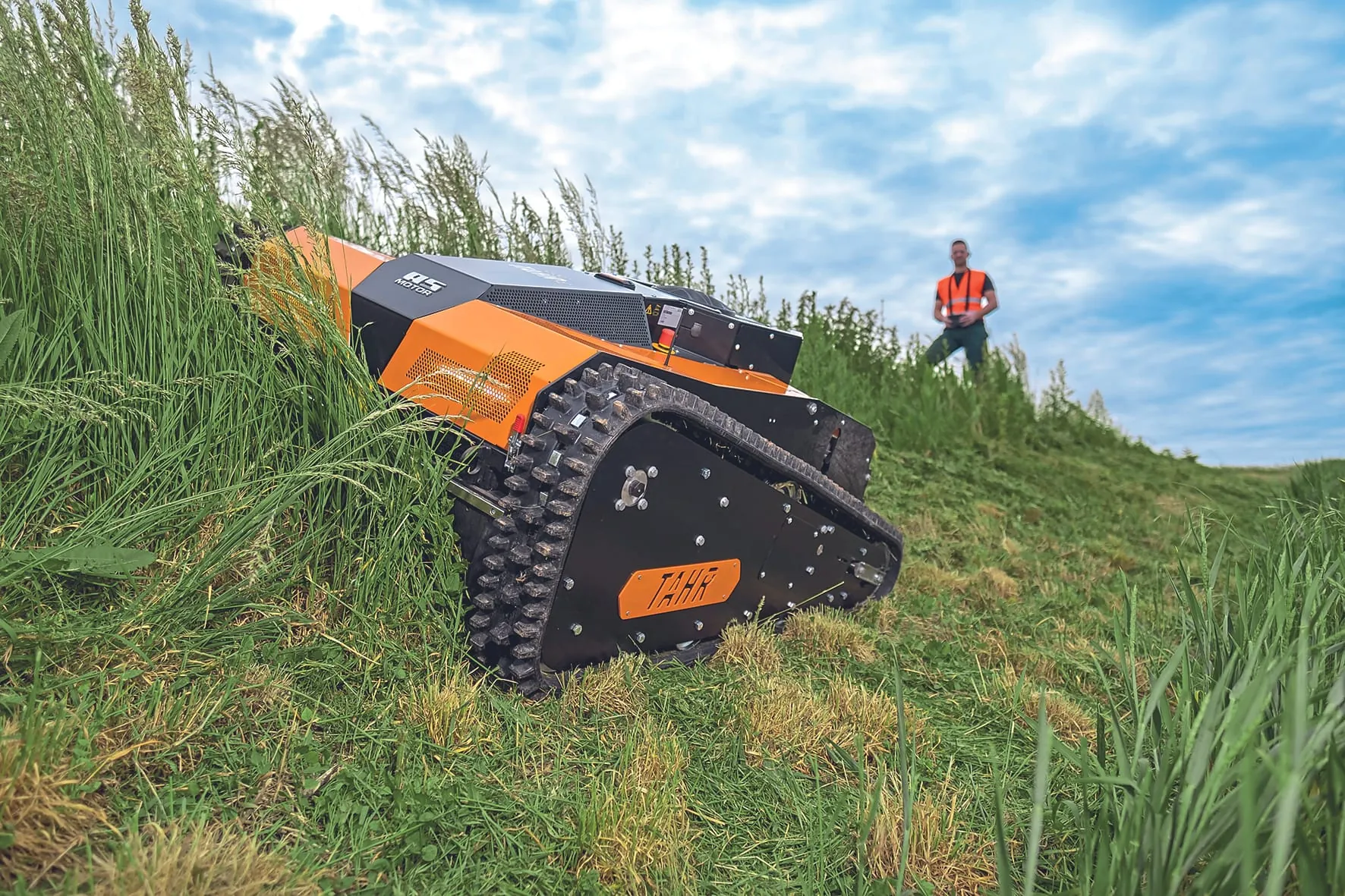 Ferngesteuerte Sichel-Mähraupe