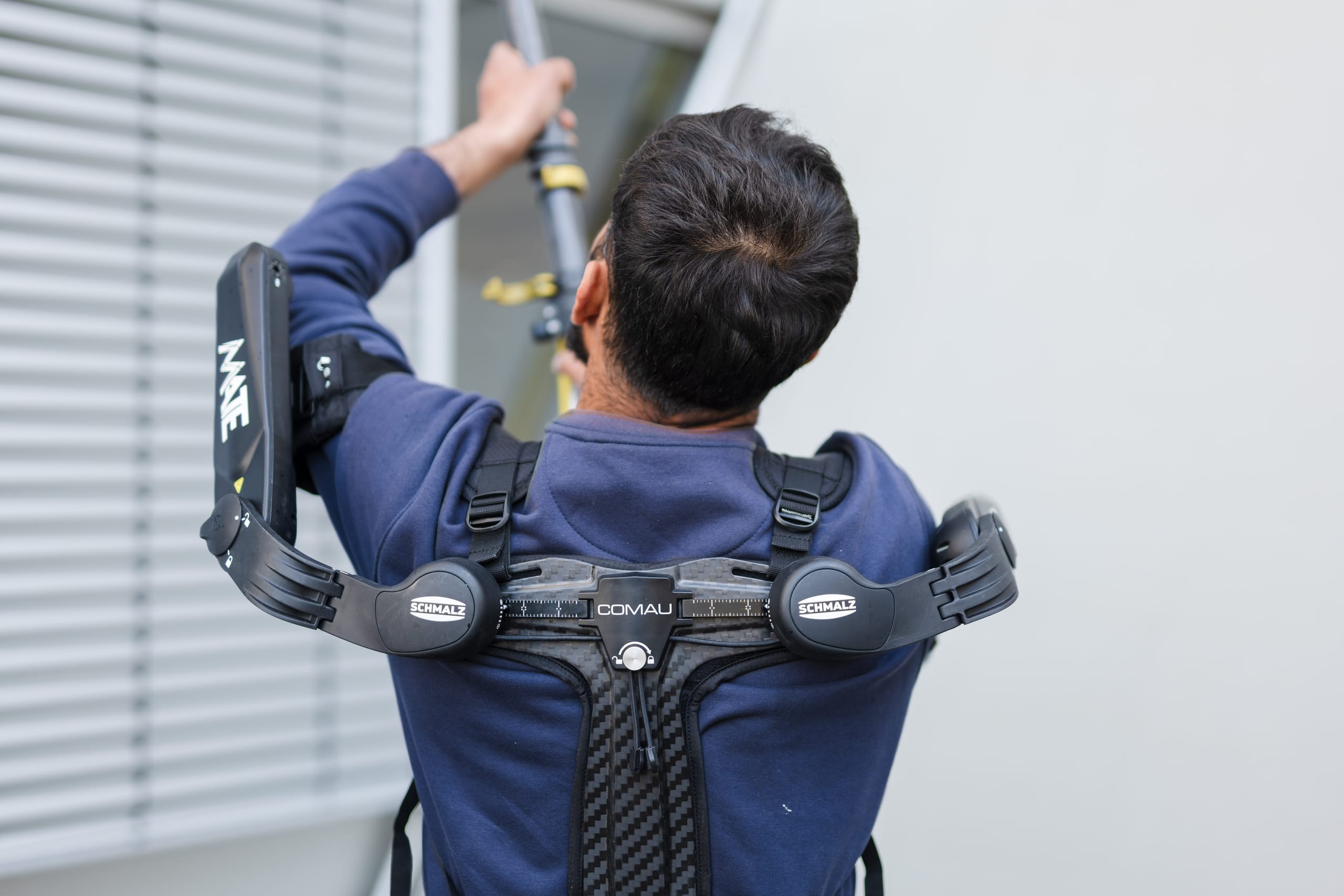 Fürst-Gruppe testet Exoskelette in der Gebäudereinigung